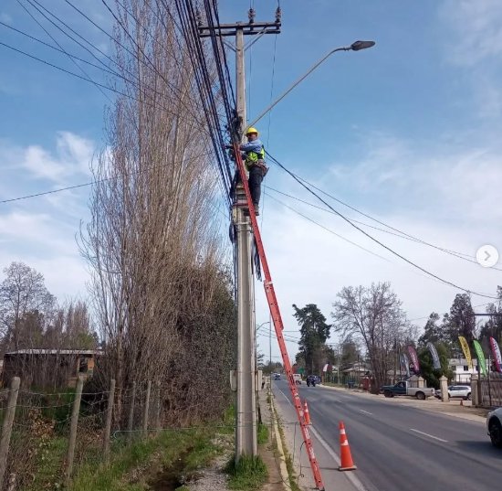 Trabajo en poste eléctrico